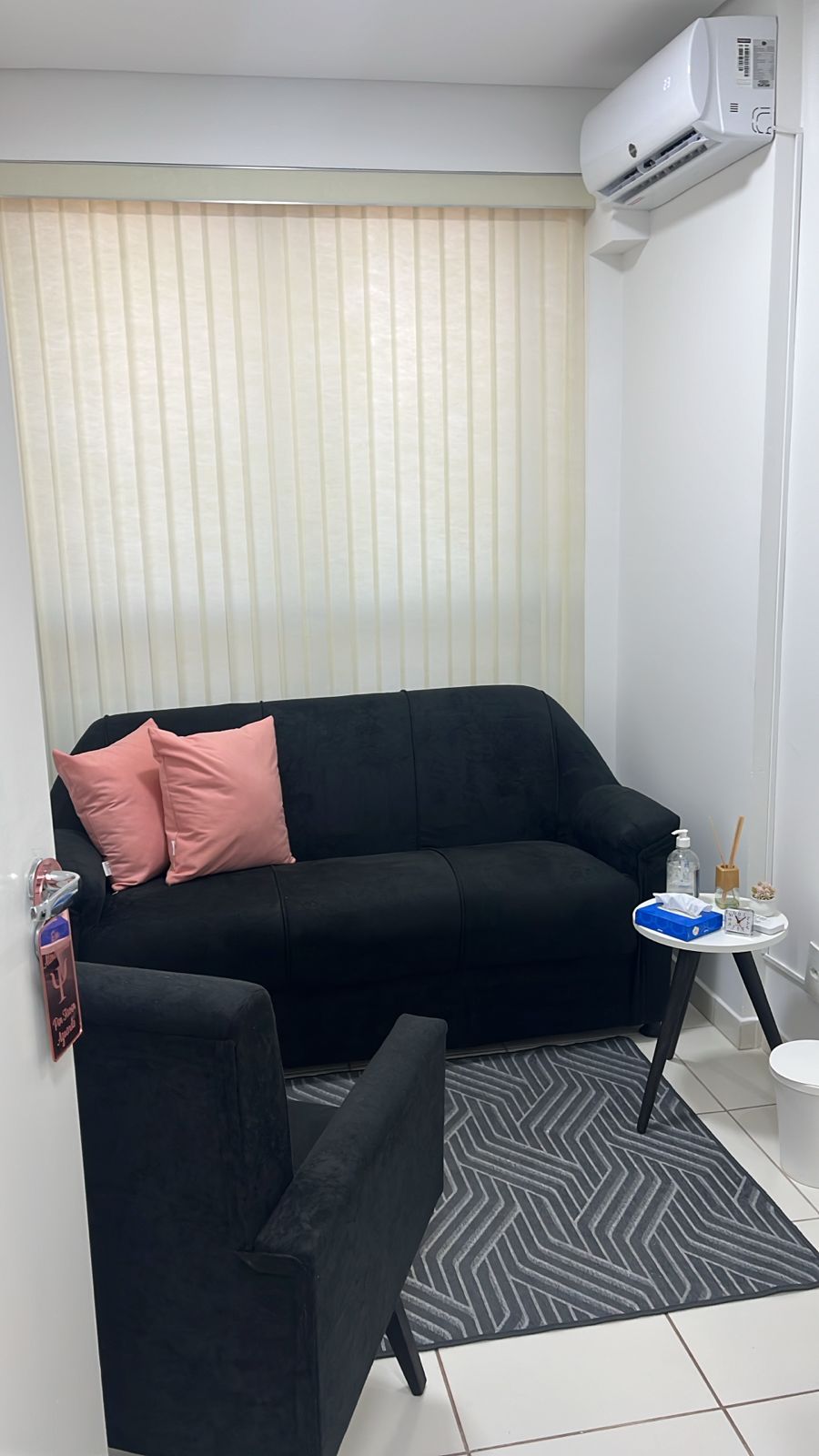 Ambiente interno da sala de atendimento psicológico